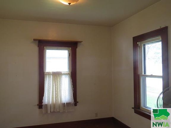 4th image of 301 3rd Ave NW