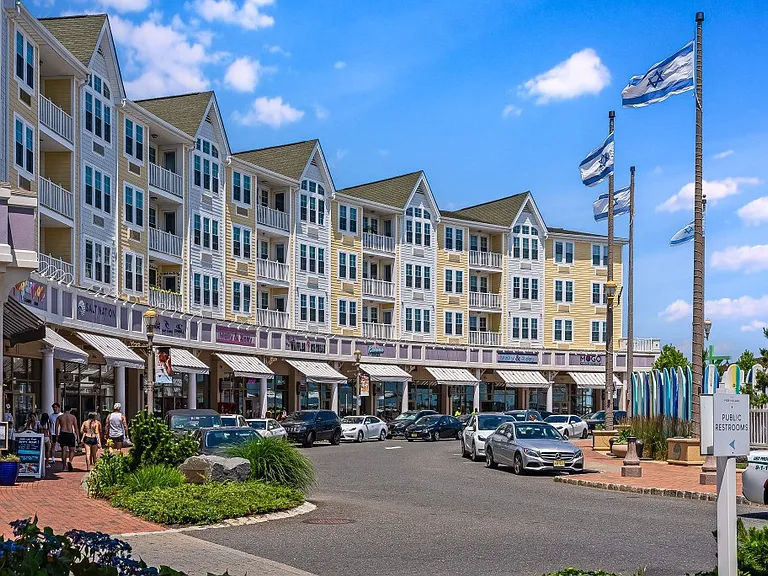 Pier Village Apartments — Photo 35