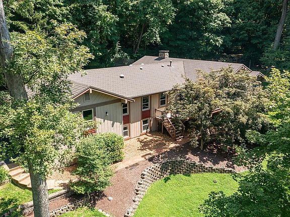 2nd image of 19 Arrowhead Estates Ct