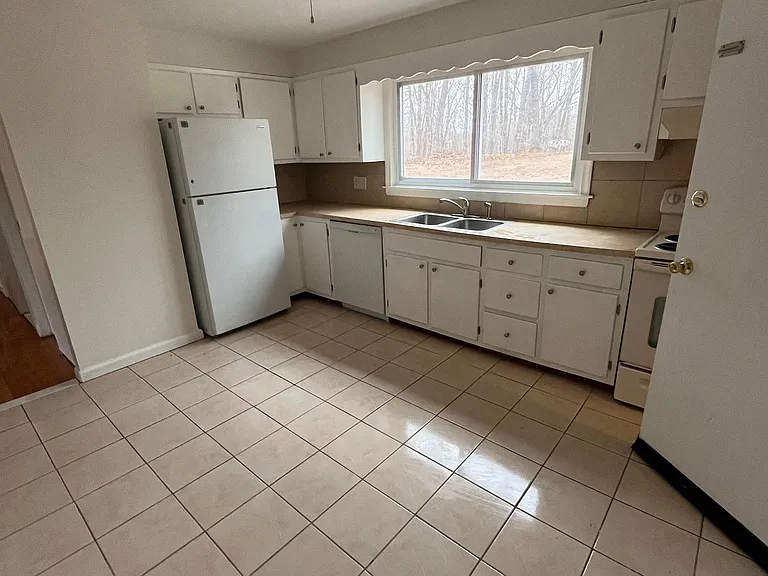 122 Country Club Rd #122 — Photo 4