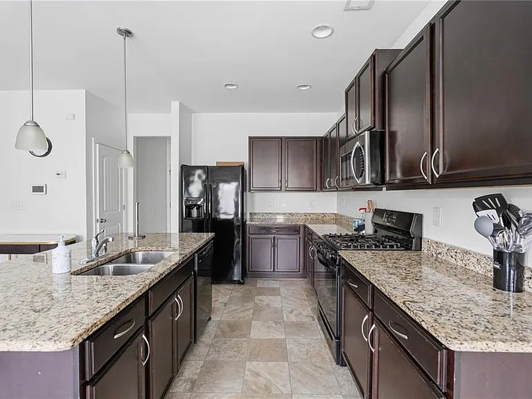 565 Dasheill Ln — Photo 8