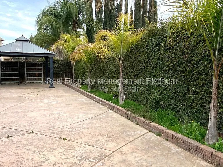 5801 W Chennault Ave — Photo 9
