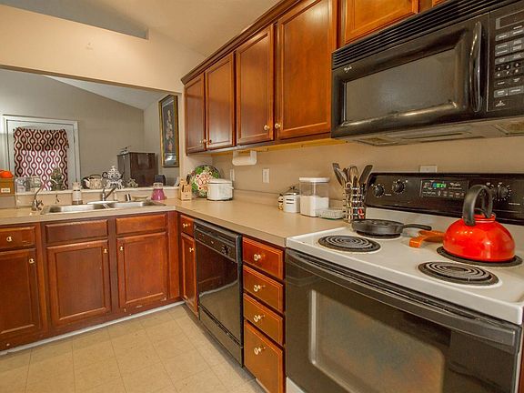 4th image of 277 NW Darenia Ln