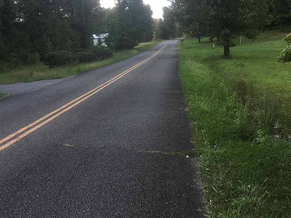 2nd image of 860 Mill Creek Rd