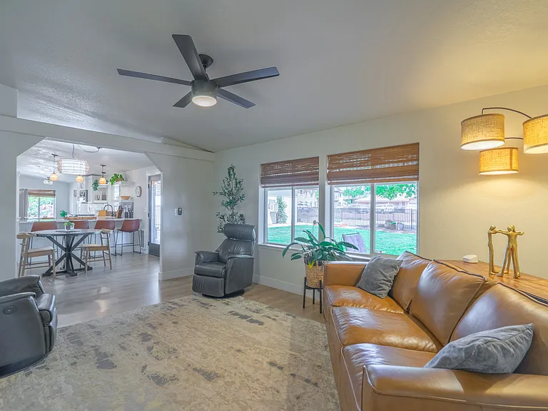264 N 100 W — Photo 29