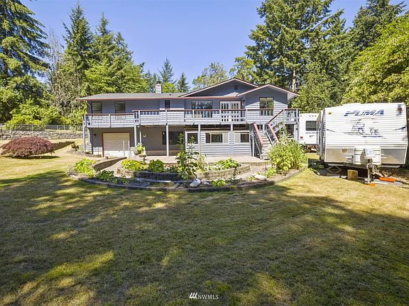 Staircase off of deck to the beutiuflly landscaped yard. >