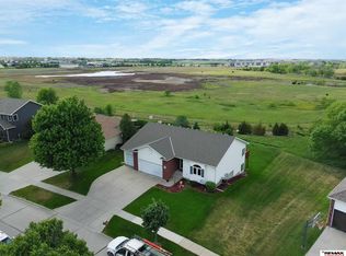 3330 Prairieview Dr, Lincoln, NE 68504