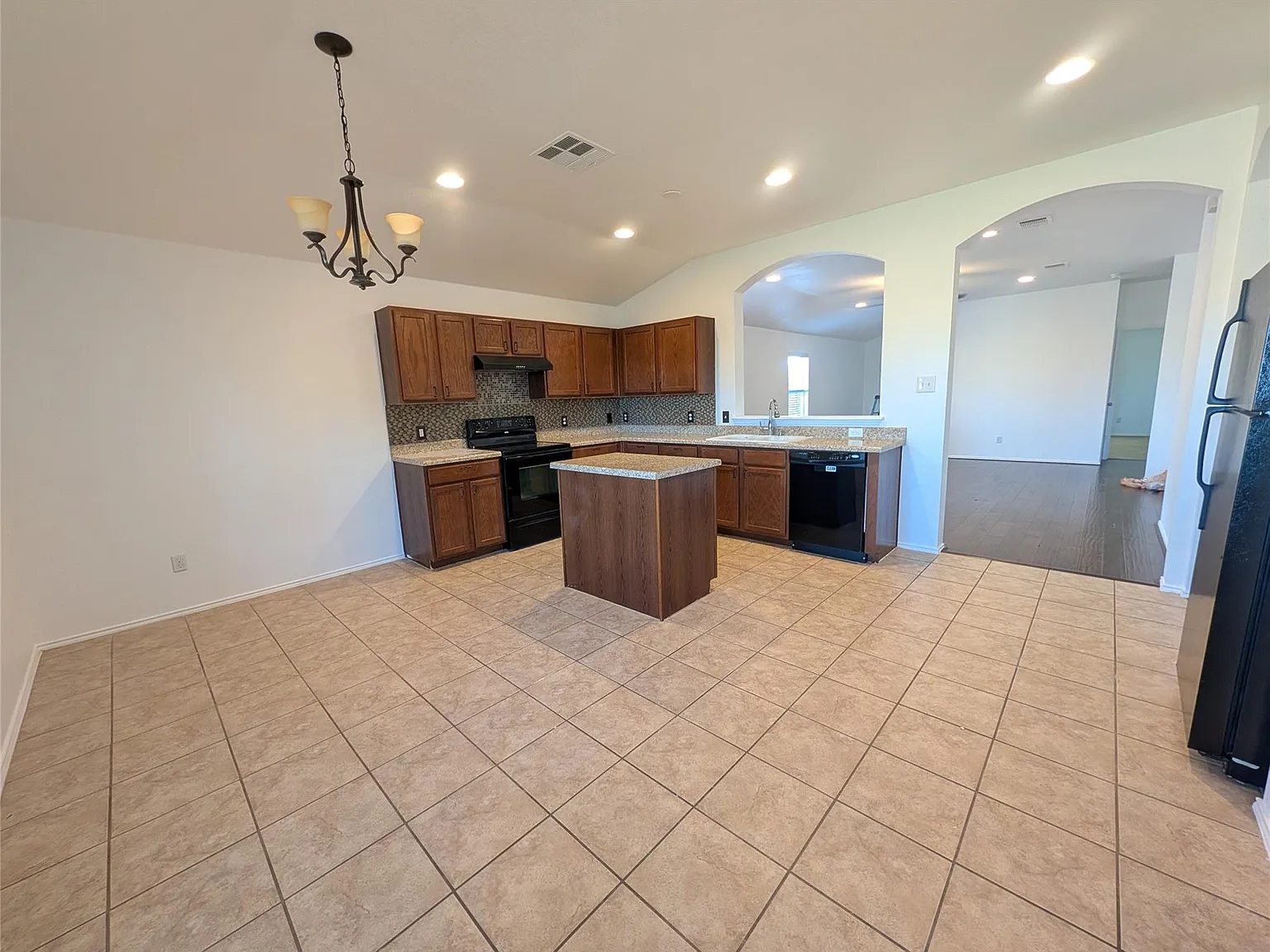 3 bed, 2.0 bath, 1704 sqft, $2,100 — Photo 4