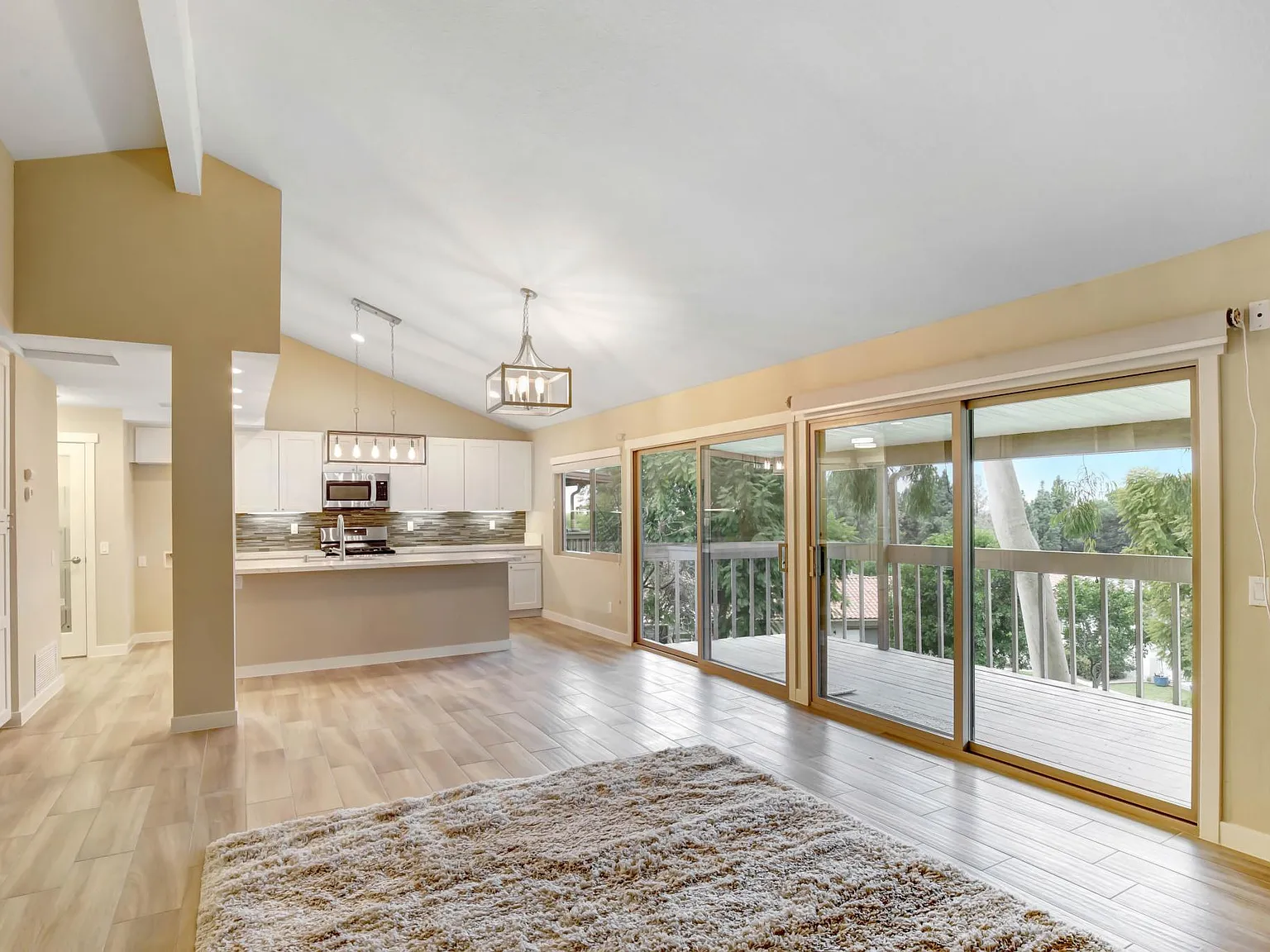 3 bed, 1900 sqft, $3,995 — Photo 3