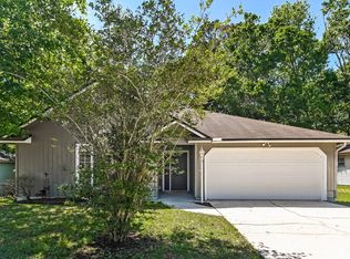 946 Long Lake Dr, Jacksonville, FL 32225