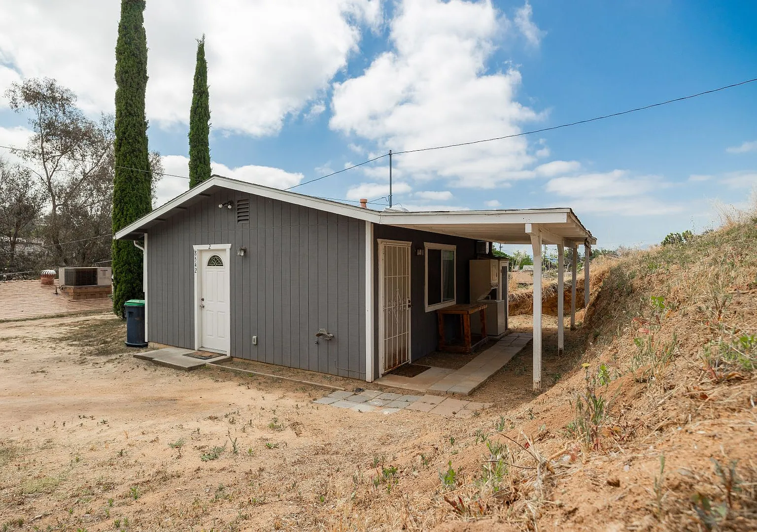 Beautiful Detached 1 Bedroom Home in Lakeside! — Photo 1