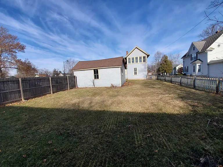 102 E Washington St — Photo 11