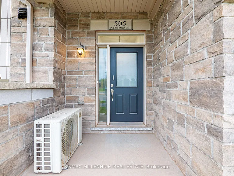 505 Dundas St E — Photo 4