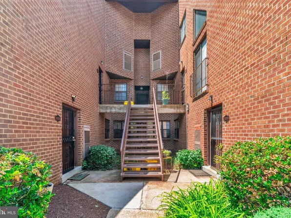 3040 Pineview Ct NE, Washington, DC 20018