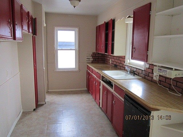 2nd image of 3684 Grant St
