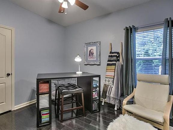 4th image of 405 NW Fox Hollow Ln