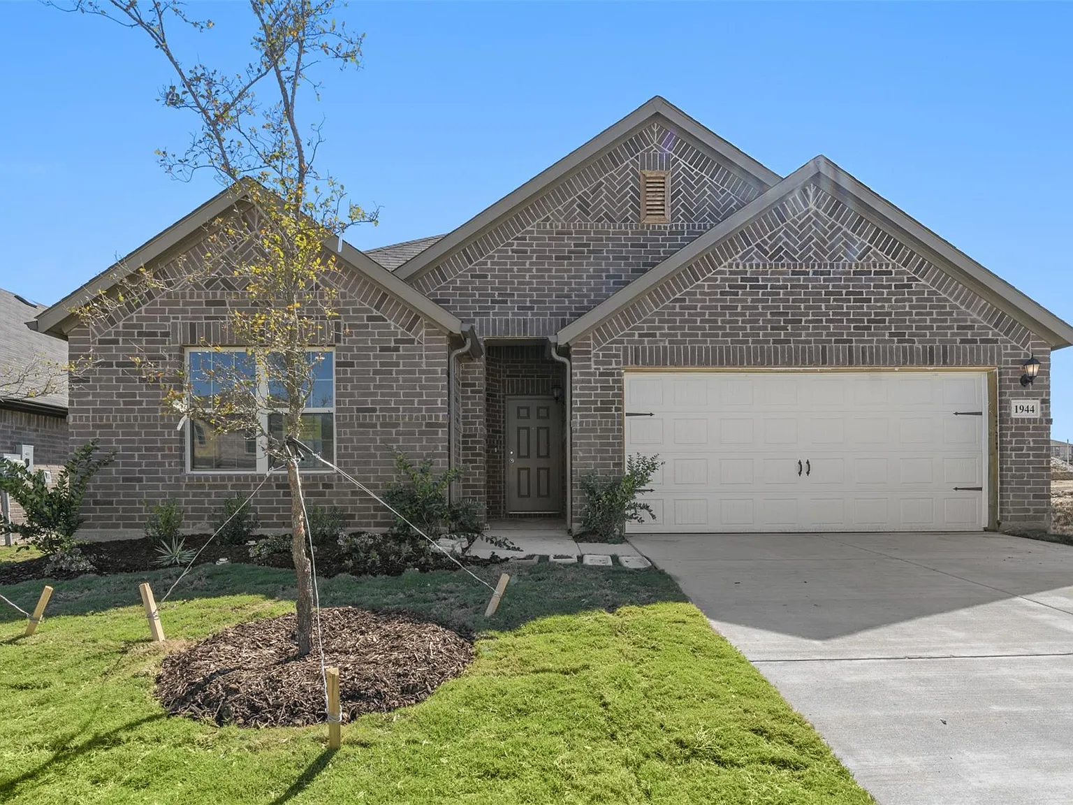 3 bed, 1921 sqft, $2,099 — Photo 1