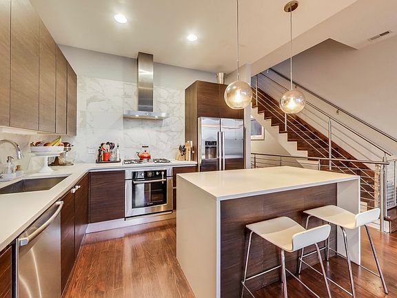 4th image of 933 N Hermitage Ave #3