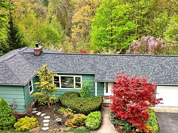 2nd image of 131 Panorama Trl