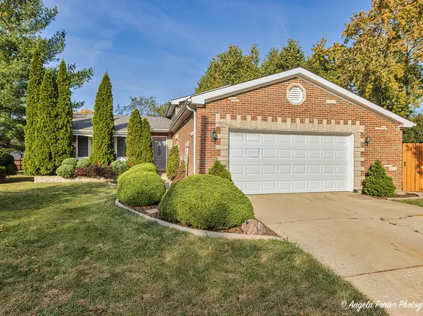 203 Springbrook Ct, McHenry, IL 60050