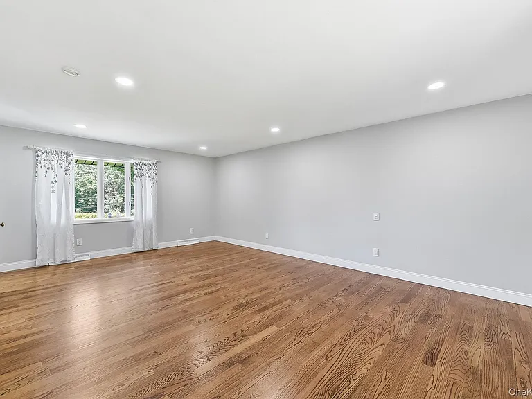 475 N Riverside Rd — Photo 35