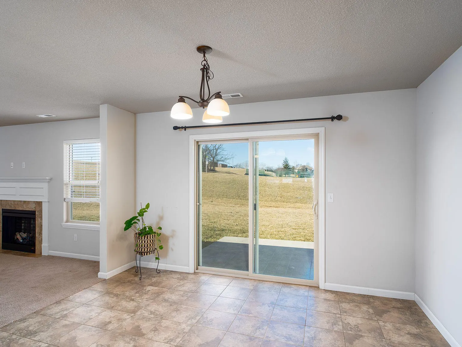 3 bed, 2.0 bath, 1650 sqft, $1,995 — Photo 4