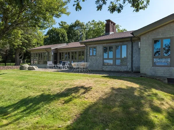 18 South Ln, Dartmouth, MA 02748