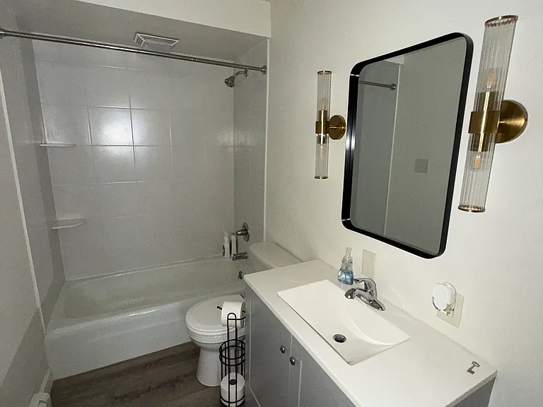 439 W King St #7 — Photo 4