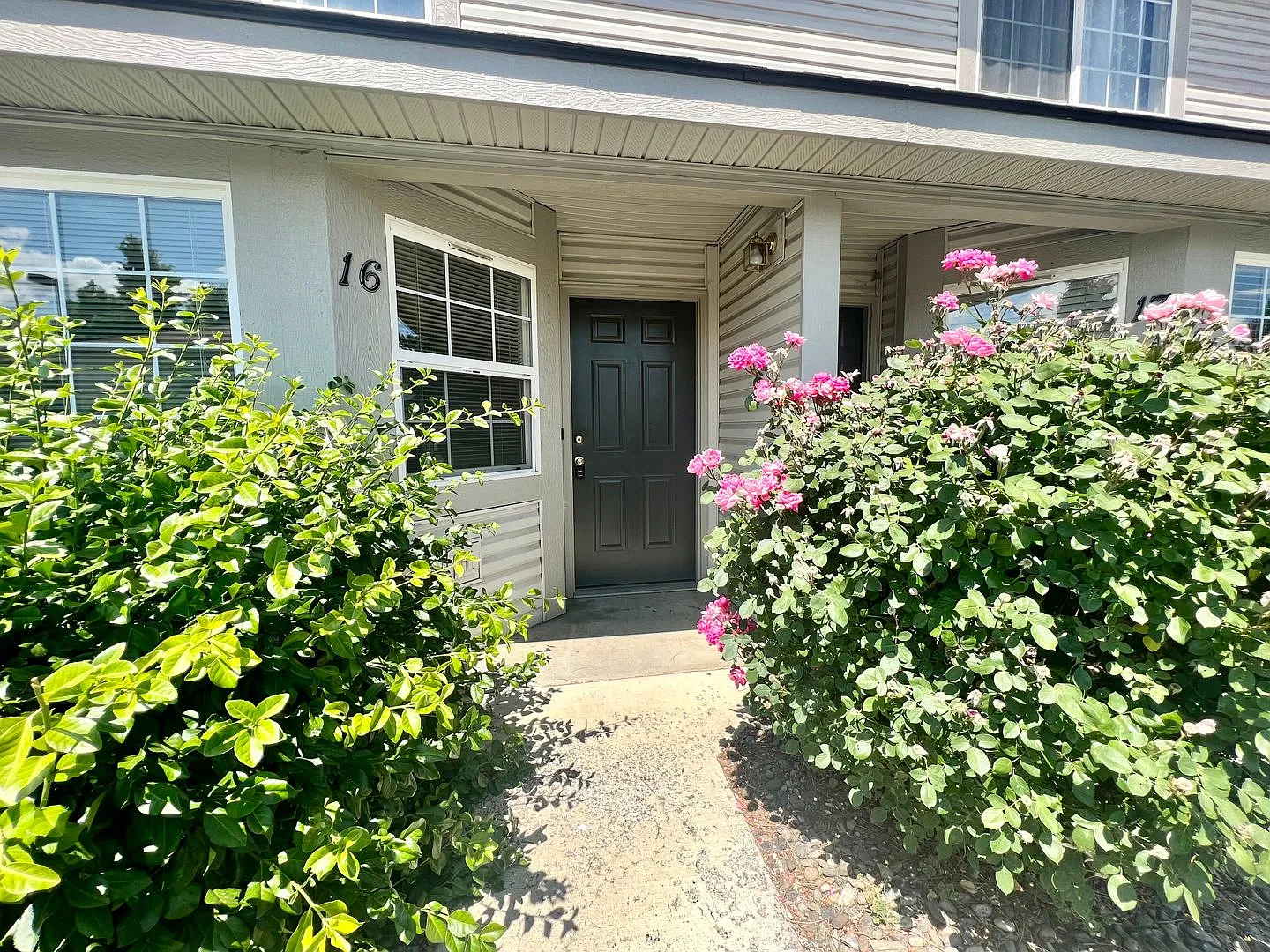 Lovely 2 Bedroom Condo with Washer/Dryer Available for Rent! — Photo 1