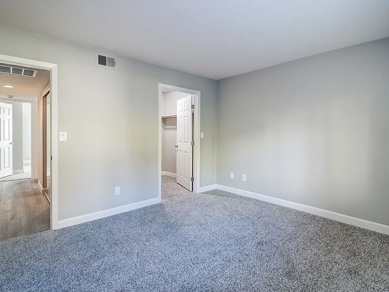 Round Hill Creek Apartments — Photo 13