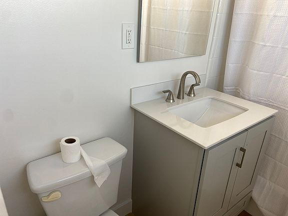 5th image of 200 Rosecrans Ave APT D