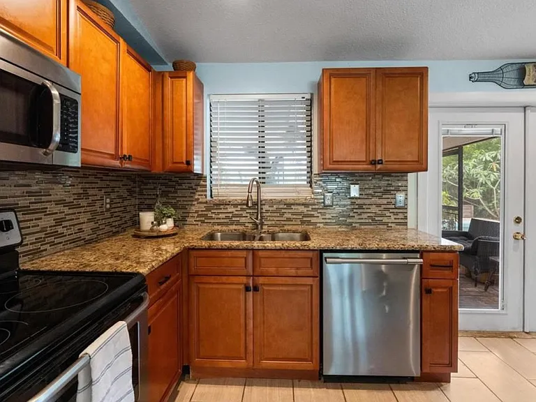 3042 Hanna Ct — Photo 2
