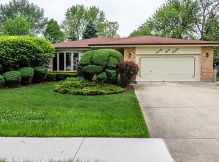 7714 Stratford Pl, Darien, IL