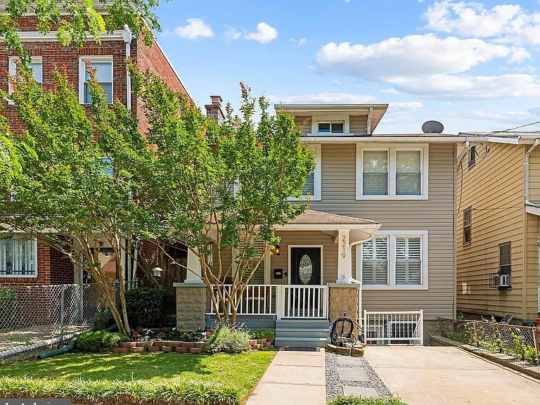 2219 Kearny St NE — Photo 1