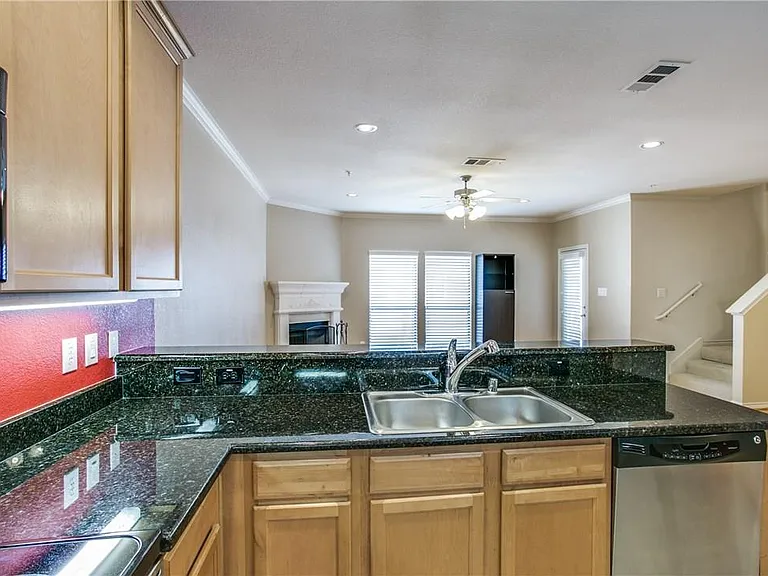 2415 Stutz Dr #D — Photo 7