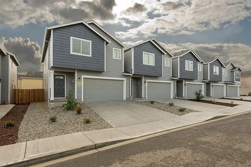 3 Bed 2.5 Bath Townhome Near Vancouver Mall in Walnut Grove Neighborhood — Photo 2
