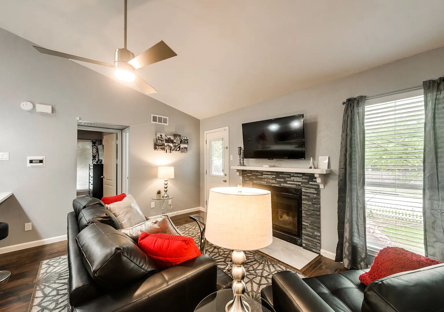I54-1 World Cup Stay - 18 min to AT&T - Sleeps 2 - Public Transit — Photo 3