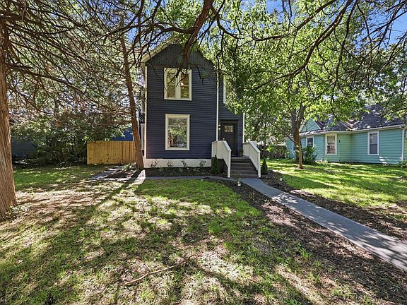 2nd image of 1185 SW Macvicar Ave