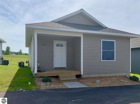 1044 Umber Dr, Traverse City, MI 49696