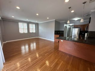 1334 W Morse Ave #203, Chicago, IL 60626