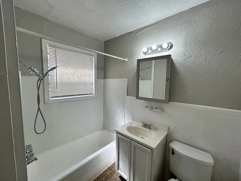 1419 Hyde Park — Photo 35