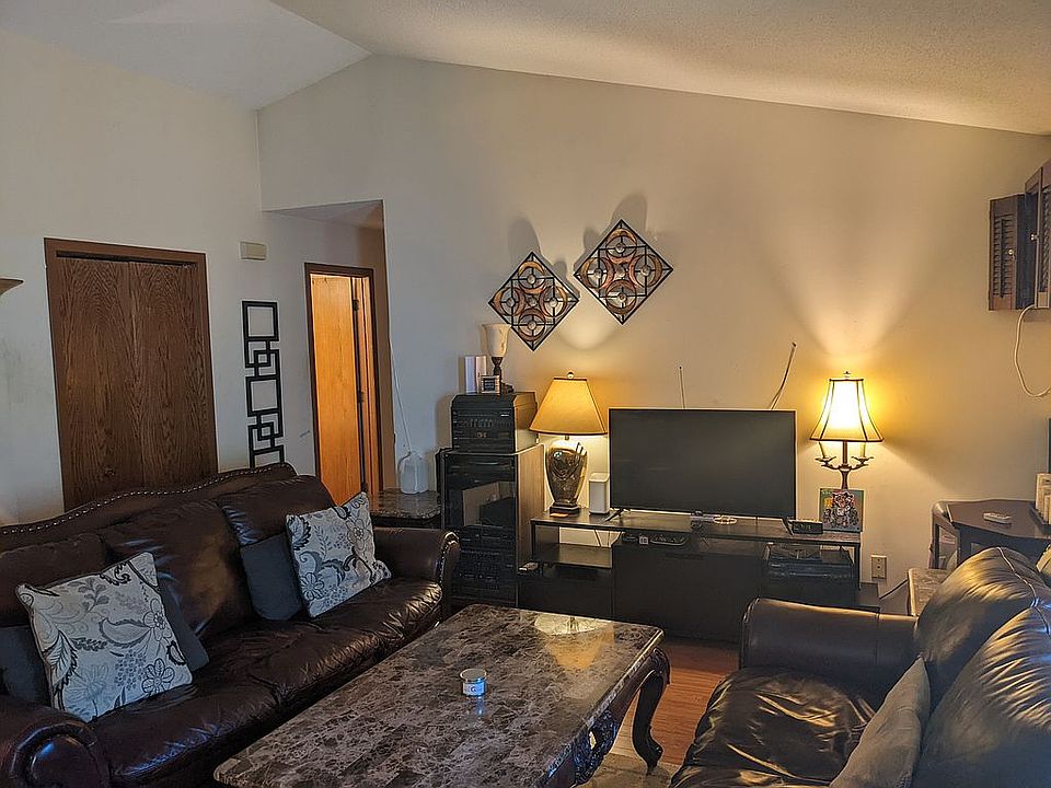 Living room, vaulted ceiling