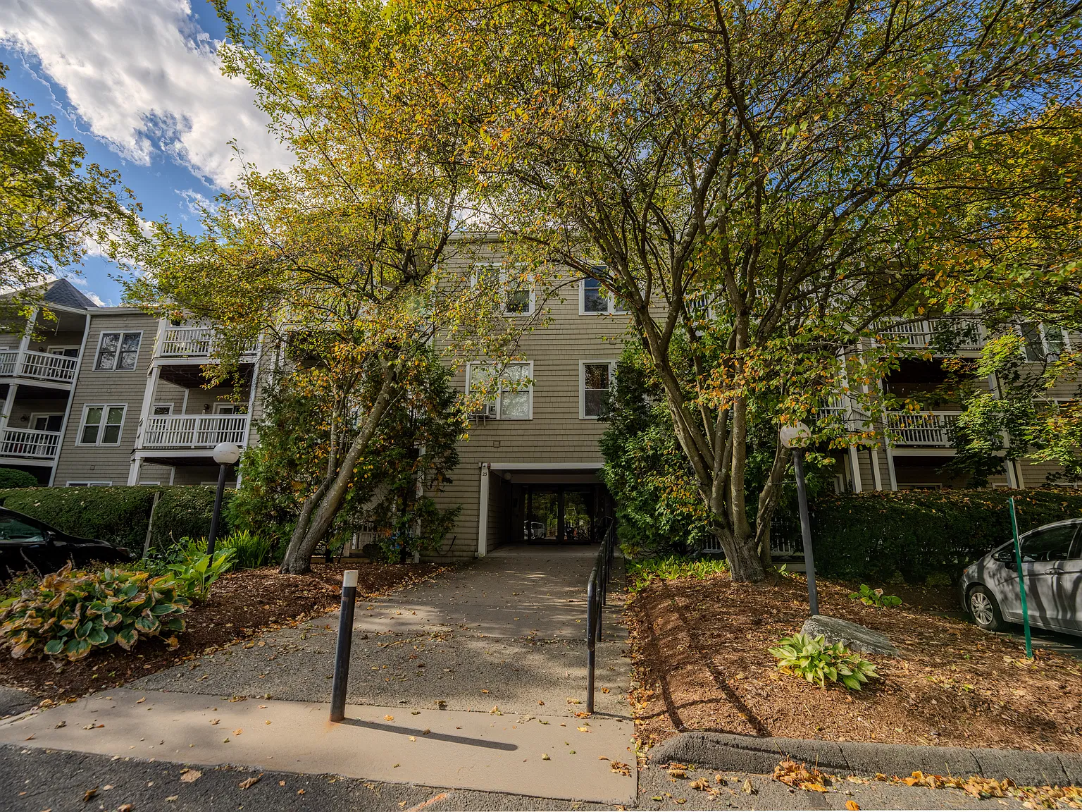 2 bed, 920 sqft, $1,900 — Photo 2
