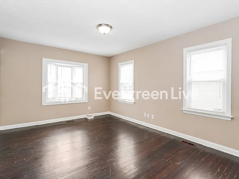 2272 Delavan Dr — Photo 3