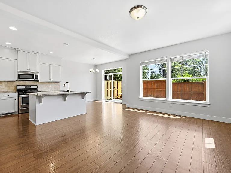 1068 SE Leonel Ln — Photo 5