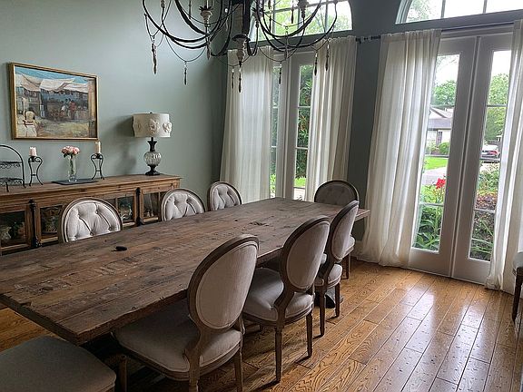 Dining room Seats 10-12+