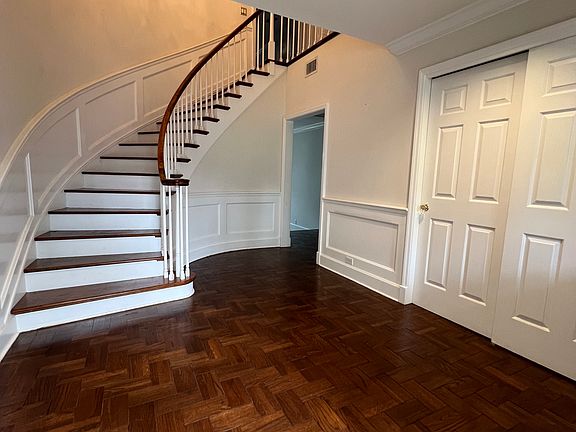 Great foyer/entrance