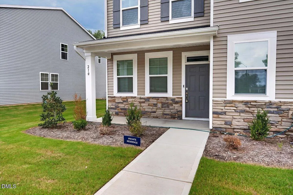 4 bed, 3.0 bath, 2468 sqft, $2,950 — Photo 3