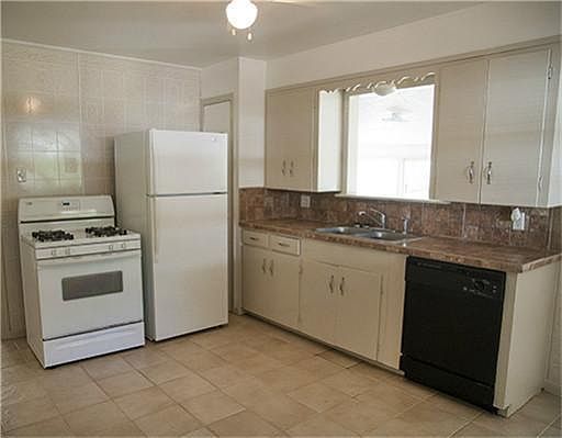 2nd image of 1418 Oakwood St