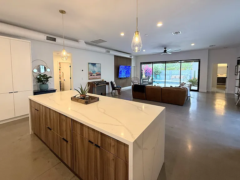 1140 E Sheridan St — Photo 5